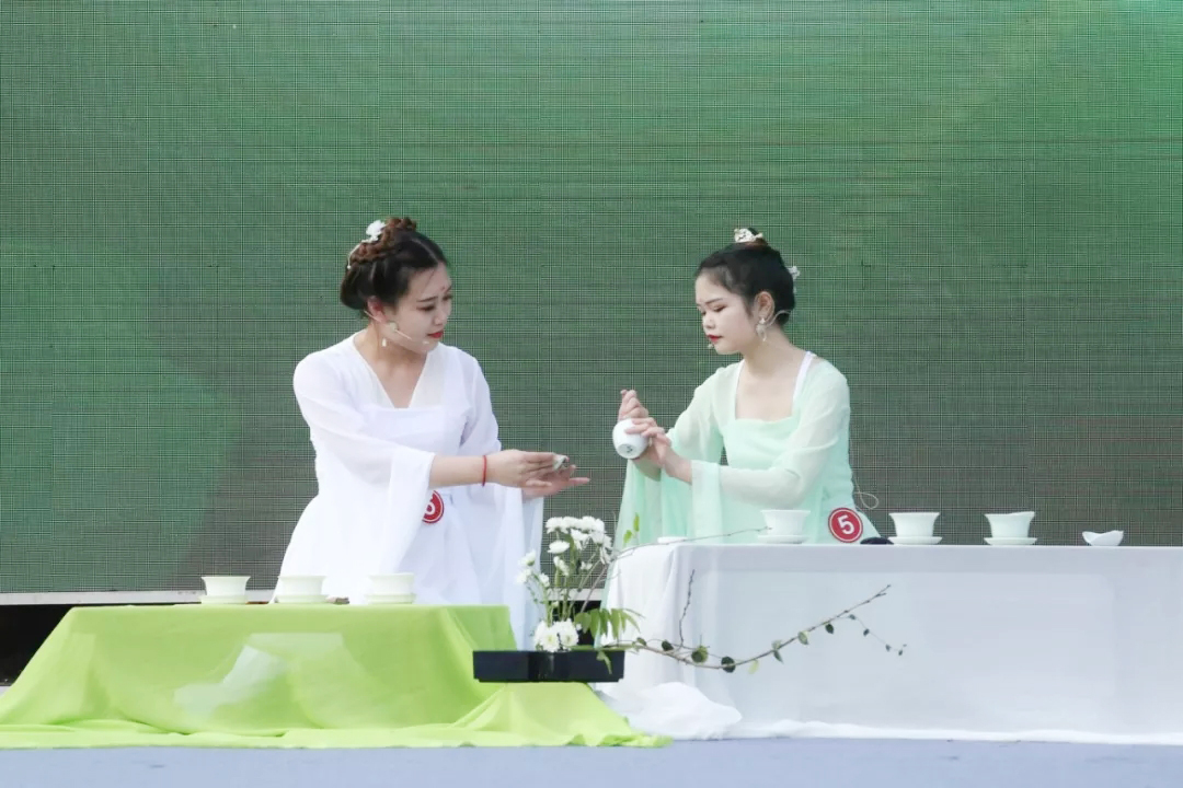 ��W����������