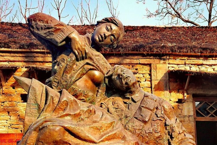 紅嫂乳汁救傷員紅色主題雕塑