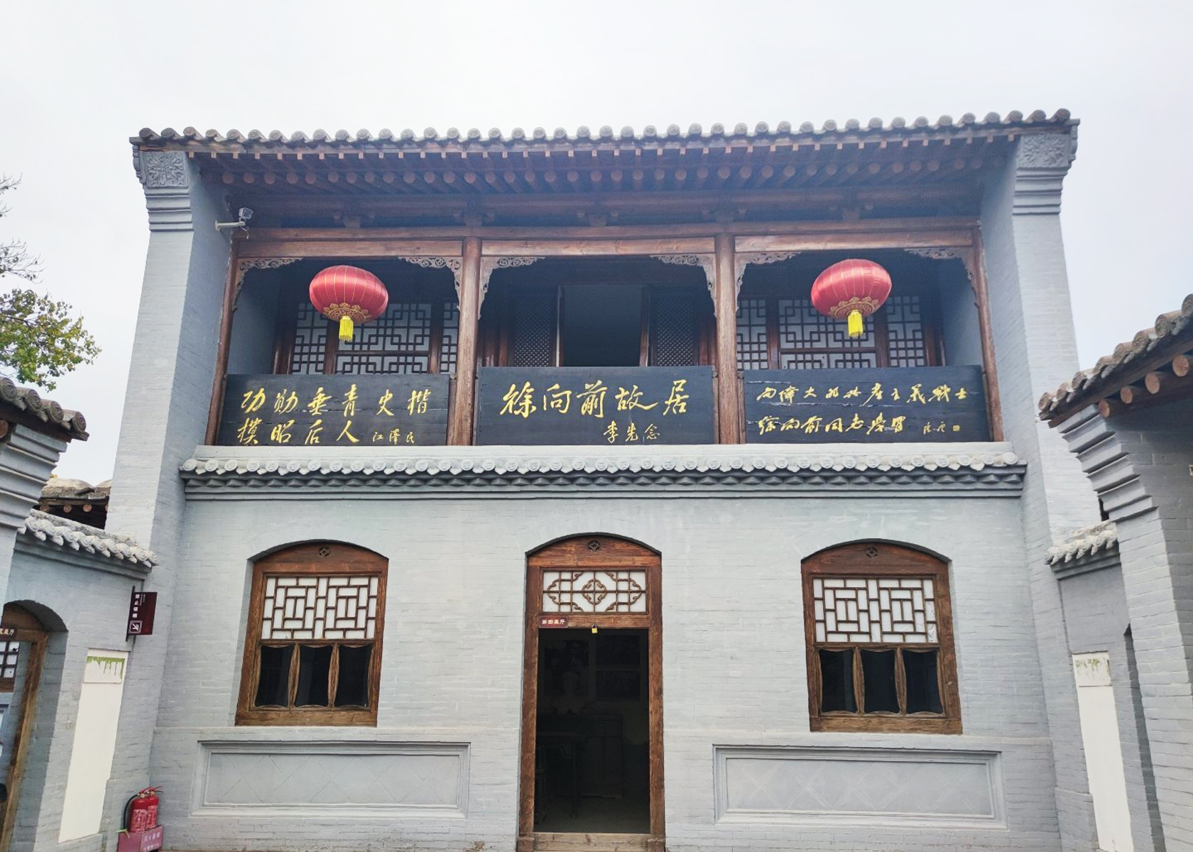 ɽ���tɫ���ξ��c��������ǰ�ʾ�