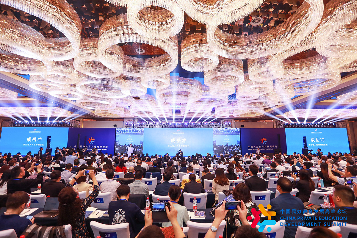 采用藍底白字的數字編號座位帖