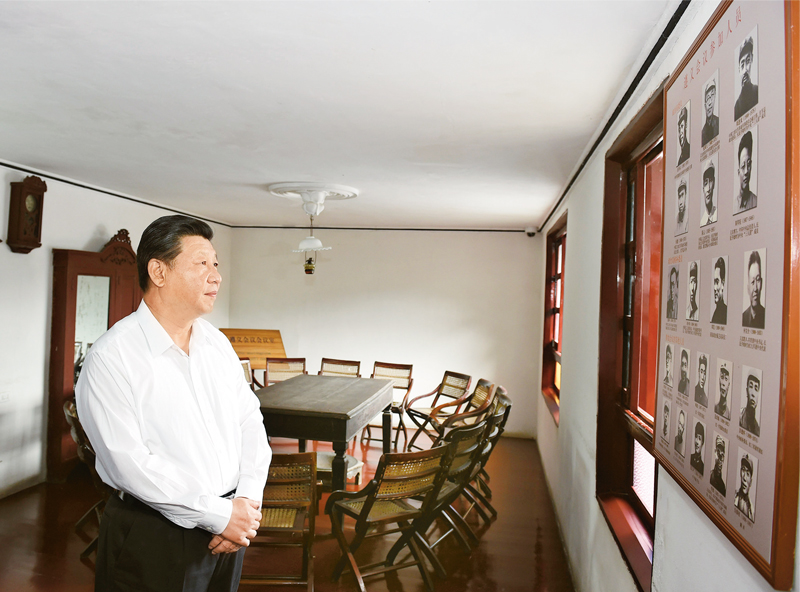 習總書記在參觀遵義會議會議室參觀調研