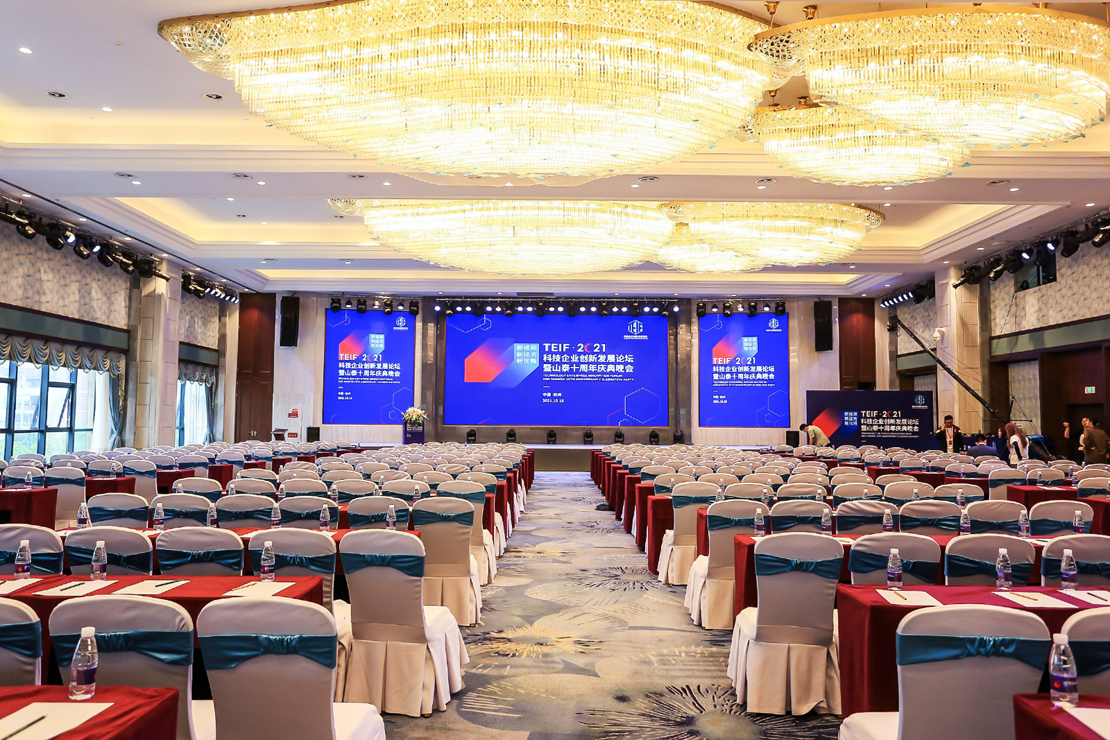 伍方活動(dòng)執(zhí)行團(tuán)隊(duì)在布置會(huì)場(chǎng)