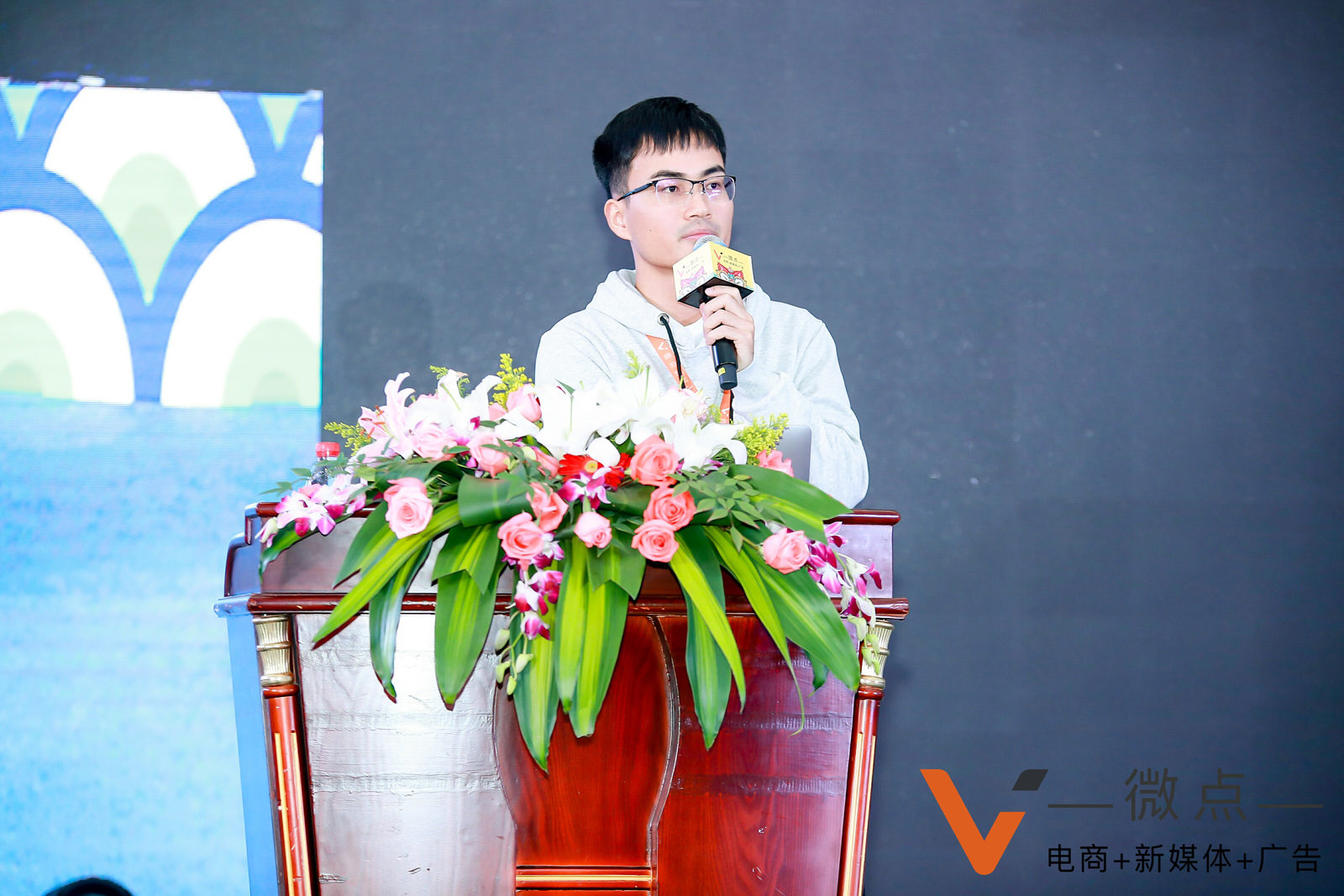 ΢�c�Ƽ�CEO�����������v��