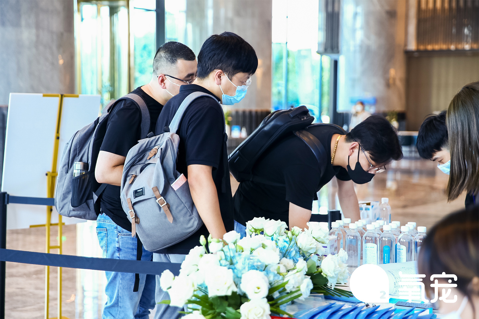 �������e�������