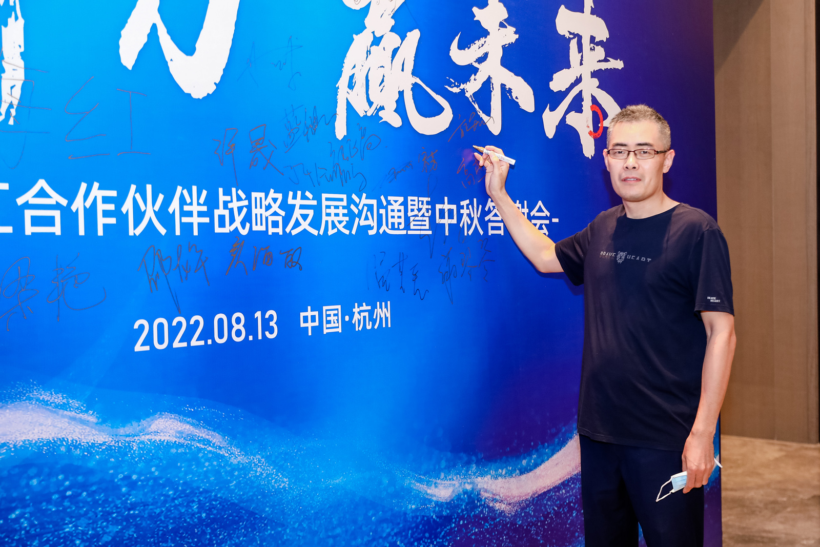 ���e�ں�����ǰ������Ӱ