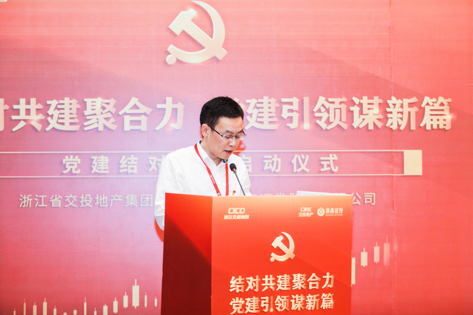 �������e