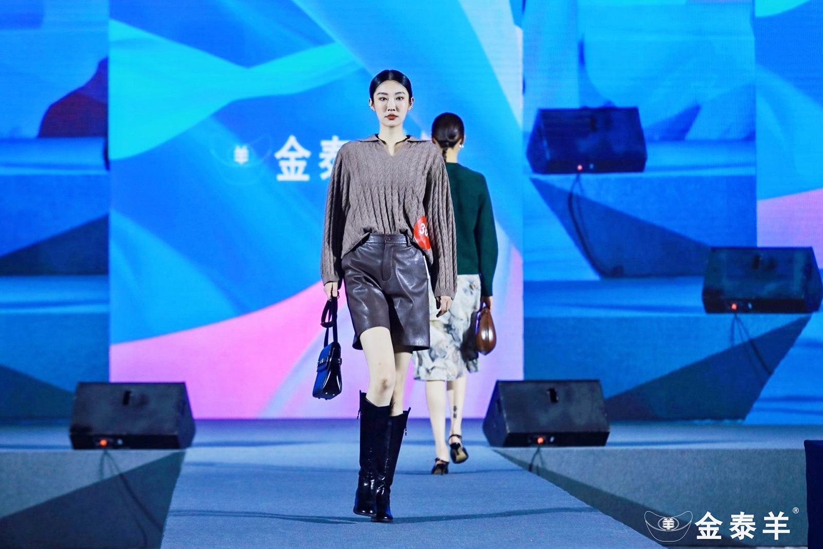 服裝發(fā)布會(huì)模特走秀