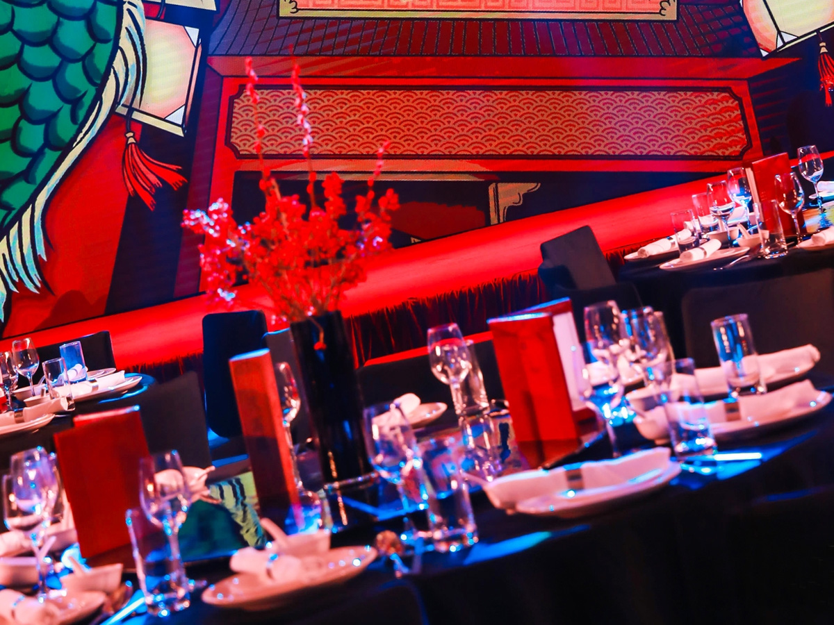 �������F������