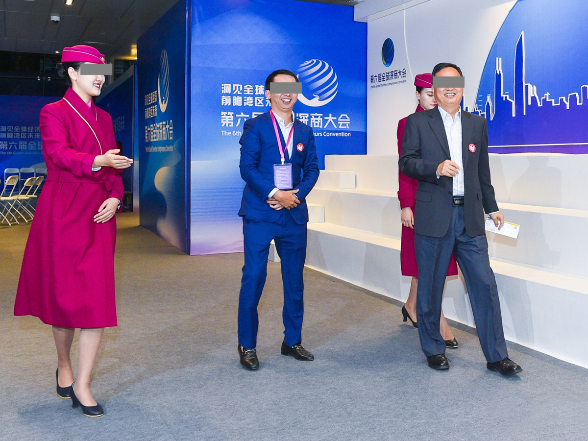 會(huì)議禮儀人員微笑著引導(dǎo)嘉賓入場(chǎng)