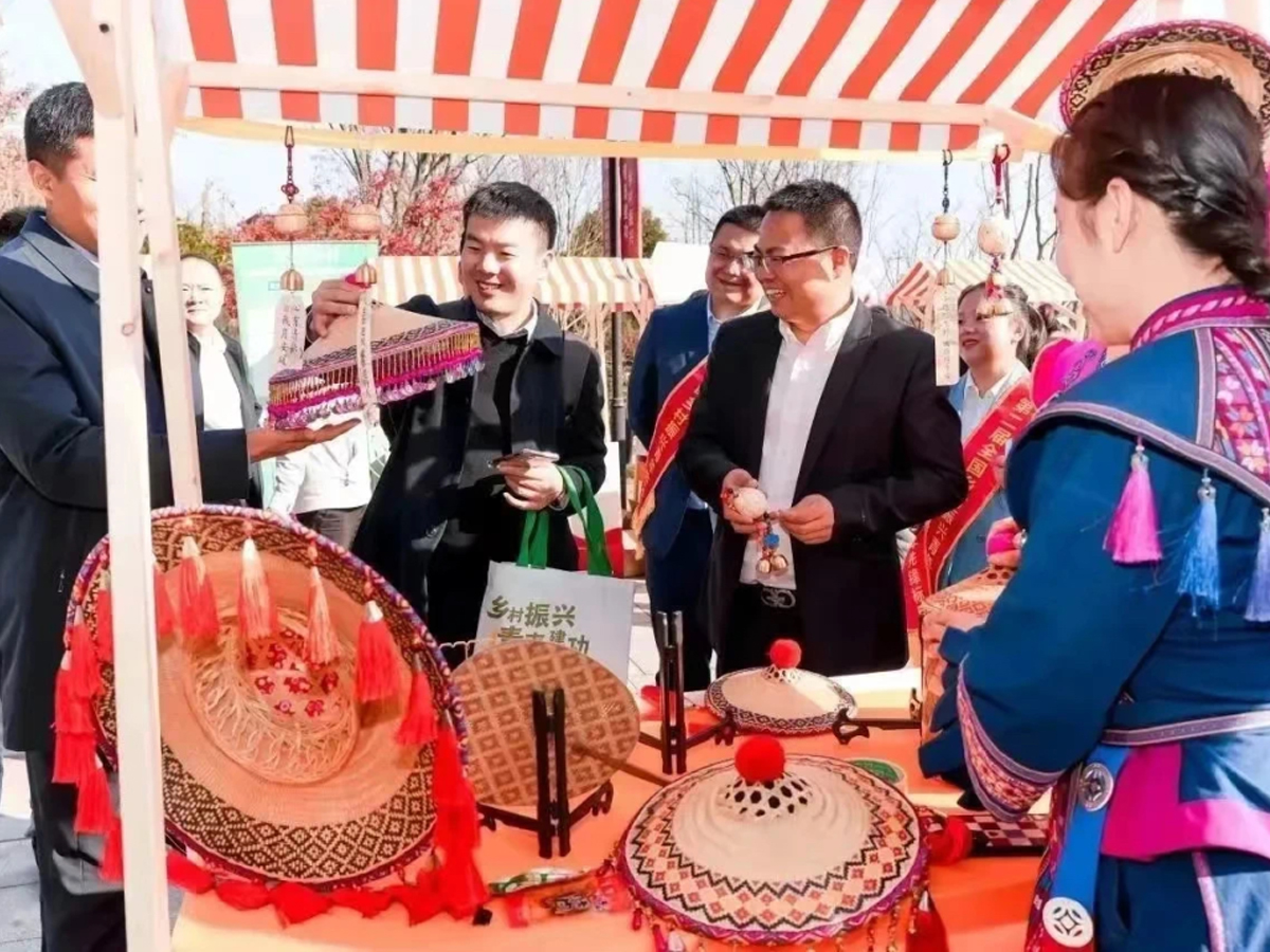 ���l�����d�������h�����}չ