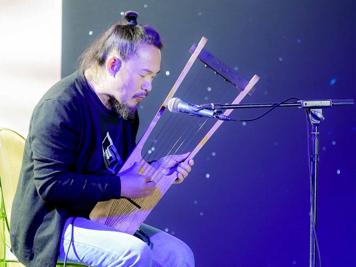 ��ɫ�������{���๝Ŀ