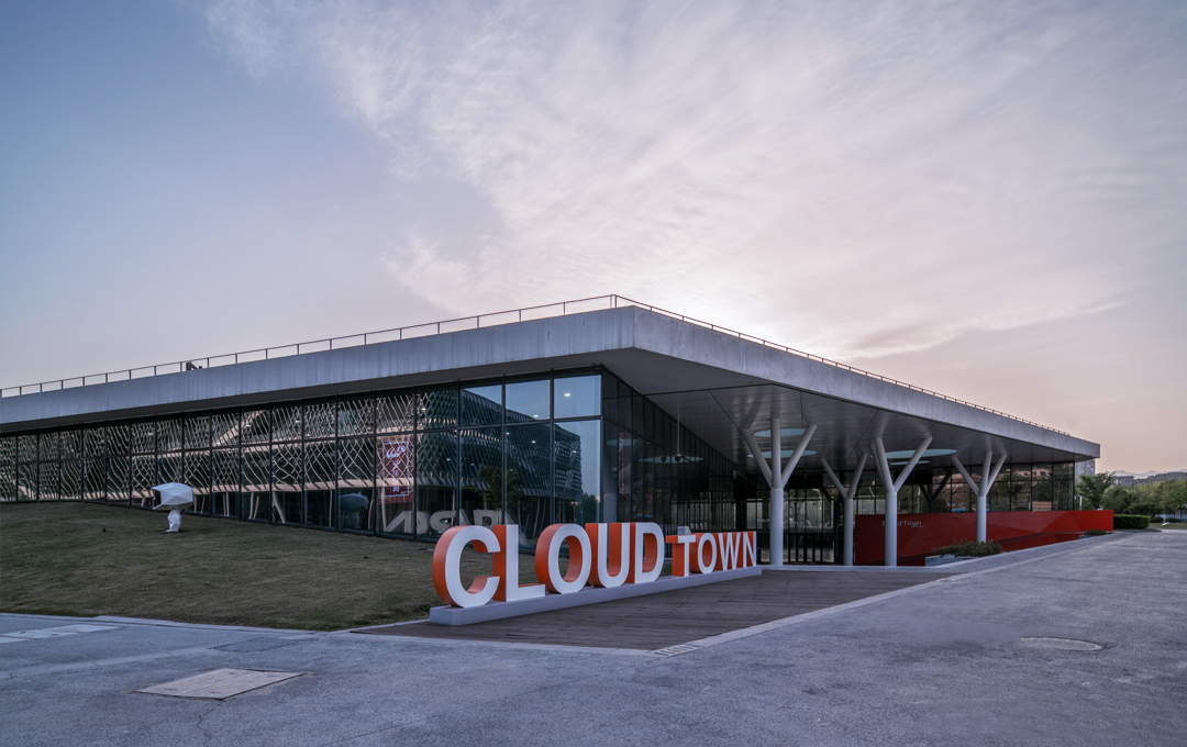 �Ɨ�С悇��H��չ����